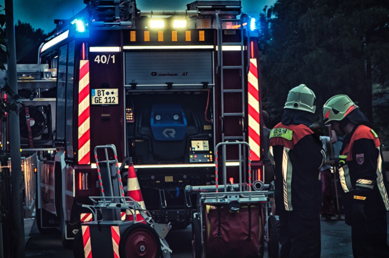 Bereits einen Tag nach seiner offiziellen Einweihung wurde das neue Hilfeleistungslöschgruppenfahrzeug (HLF) 20/16 der Feuerwehr Eckersdorf für den Ernstfall benötigt.