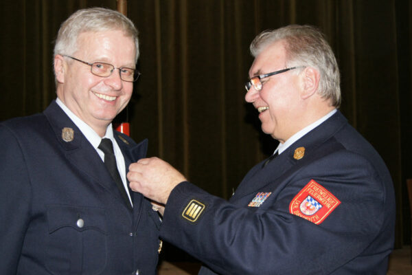 Das Ehrenzeichen in Silber des Deutschen Feuerwehrverbandes überreichte KBI Winfried Prokisch