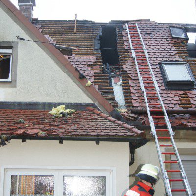 Bis in die Morgenstunden dauerte die Brandbekämpfung. Dachverkleidungen mussten aufwändig entfernt werden, um die letzten Glutnester löschen zu können.