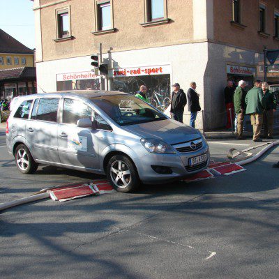 Auch auf der B2 kam es zhu Behinderung, sie wurde während des Einsatzes gesperrt