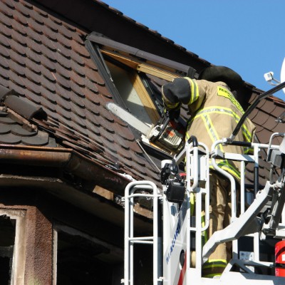 Das Dach wurde mit Hilfe der Drehleiter aus Bayreuth geöffnet,um Glutnester abzulöschen