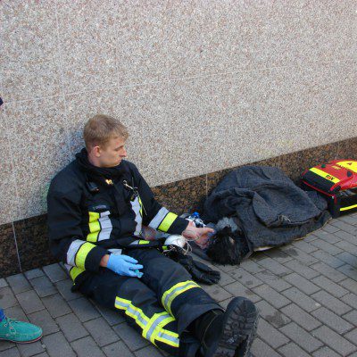 Der Hund wurde von einem Feuerwehrkameraden versorgt