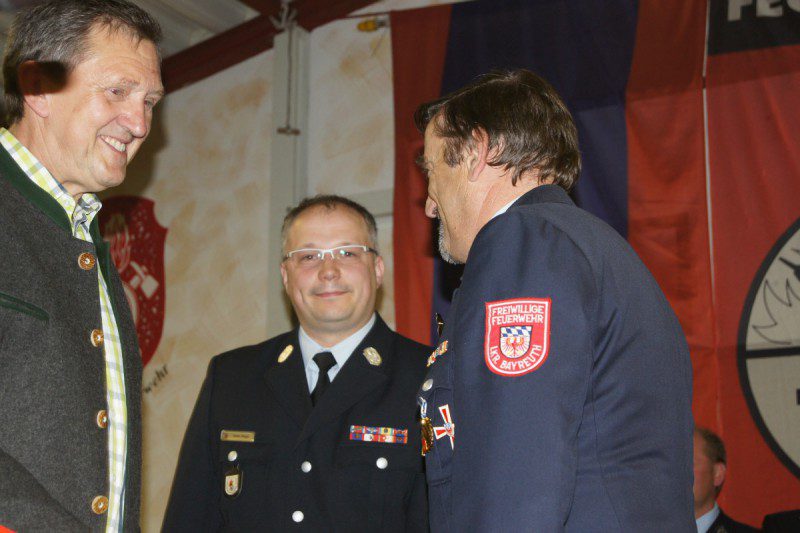 Dank an Herbert Schirmer: er erhielt aus den Händen des Landrates die Ehrennadel der Jugendfeuerwehr Oberfranken...