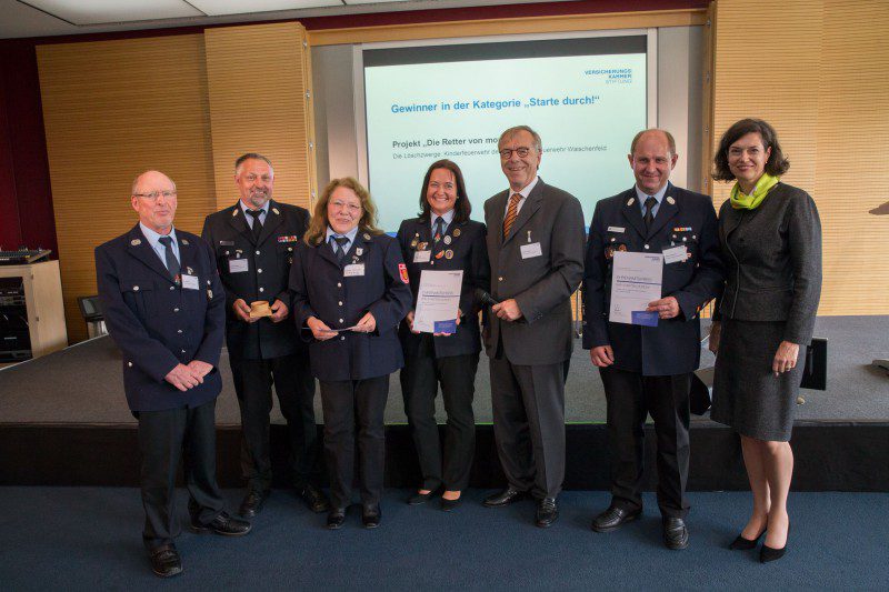 v.l.: Roland Huppmann (FFW Waischenfeld),Herbert Neubauer (FFW Waischenfeld), Gerda Stemmler (FFW Waischenfeld), Kathrin Fiedler (FFW Waischenfeld), Walter Lechner (Vorstand VKS), Karl Stemmler (FFW Waischenfeld), Carolin Pinegger (GF VKS)