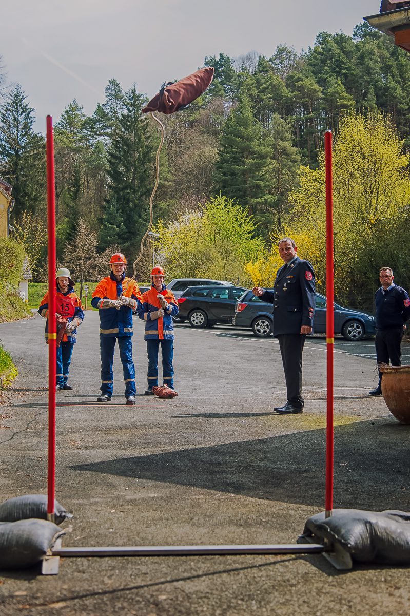 Zielwurf mit der Feuerwehrleine.